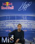 14.01.2025, Fussball, Pressekonferenz bei Red Bull in Salzburg, Jrgen Klopp (Global Head of Soccer bei Red Bull) stellt sich erstmals den Medien, im Hangar 7 am Salzburger Airport.  Jrgen Klopp nachdenklich auf seinem Sessel bei der PK.