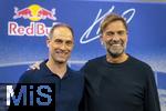 14.01.2025, Fussball, Pressekonferenz bei Red Bull in Salzburg, Jrgen Klopp (Global Head of Soccer bei Red Bull) stellt sich erstmals den Medien, im Hangar 7 am Salzburger Airport. v.li: Oliver Mintzlaff (Geschftsfhrer der Red Bull GmbH), Jrgen Klopp.