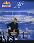 14.01.2025, Fussball, Pressekonferenz bei Red Bull in Salzburg, Jrgen Klopp (Global Head of Soccer bei Red Bull) stellt sich erstmals den Medien, im Hangar 7 am Salzburger Airport.  Jrgen Klopp nachdenklich auf seinem Sessel bei der PK.