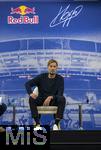 14.01.2025, Fussball, Pressekonferenz bei Red Bull in Salzburg, Jrgen Klopp (Global Head of Soccer bei Red Bull) stellt sich erstmals den Medien, im Hangar 7 am Salzburger Airport.  Jrgen Klopp nachdenklich auf seinem Sessel bei der PK.