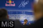 14.01.2025, Fussball, Pressekonferenz bei Red Bull in Salzburg, Jrgen Klopp (Global Head of Soccer bei Red Bull) stellt sich erstmals den Medien, im Hangar 7 am Salzburger Airport.  Jrgen Klopp nachdenklich auf seinem Sessel bei der PK.