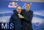 14.01.2025, Fussball, Pressekonferenz bei Red Bull in Salzburg, Jrgen Klopp (Global Head of Soccer bei Red Bull) stellt sich erstmals den Medien, im Hangar 7 am Salzburger Airport. v.li: Oliver Mintzlaff (Geschftsfhrer der Red Bull GmbH), Jrgen Klopp.