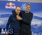 14.01.2025, Fussball, Pressekonferenz bei Red Bull in Salzburg, Jrgen Klopp (Global Head of Soccer bei Red Bull) stellt sich erstmals den Medien, im Hangar 7 am Salzburger Airport. v.li: Oliver Mintzlaff (Geschftsfhrer der Red Bull GmbH), Jrgen Klopp.