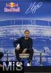 14.01.2025, Fussball, Pressekonferenz bei Red Bull in Salzburg, Jrgen Klopp (Global Head of Soccer bei Red Bull) stellt sich erstmals den Medien, im Hangar 7 am Salzburger Airport.  Jrgen Klopp nachdenklich auf seinem Sessel bei der PK.