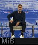 14.01.2025, Fussball, Pressekonferenz bei Red Bull in Salzburg, Jrgen Klopp (Global Head of Soccer bei Red Bull) stellt sich erstmals den Medien, im Hangar 7 am Salzburger Airport.  Jrgen Klopp nachdenklich auf seinem Sessel bei der PK.