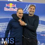 14.01.2025, Fussball, Pressekonferenz bei Red Bull in Salzburg, Jrgen Klopp (Global Head of Soccer bei Red Bull) stellt sich erstmals den Medien, im Hangar 7 am Salzburger Airport. v.li: Oliver Mintzlaff (Geschftsfhrer der Red Bull GmbH), Jrgen Klopp.