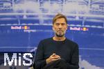 14.01.2025, Fussball, Pressekonferenz bei Red Bull in Salzburg, Jrgen Klopp (Global Head of Soccer bei Red Bull) stellt sich erstmals den Medien, im Hangar 7 am Salzburger Airport.  Jrgen Klopp nachdenklich auf seinem Sessel bei der PK.