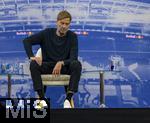 14.01.2025, Fussball, Pressekonferenz bei Red Bull in Salzburg, Jrgen Klopp (Global Head of Soccer bei Red Bull) stellt sich erstmals den Medien, im Hangar 7 am Salzburger Airport.  Jrgen Klopp nachdenklich auf seinem Sessel bei der PK.