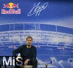 14.01.2025, Fussball, Pressekonferenz bei Red Bull in Salzburg, Jrgen Klopp (Global Head of Soccer bei Red Bull) stellt sich erstmals den Medien, im Hangar 7 am Salzburger Airport.  Jrgen Klopp nachdenklich auf seinem Sessel bei der PK.