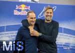 14.01.2025, Fussball, Pressekonferenz bei Red Bull in Salzburg, Jrgen Klopp (Global Head of Soccer bei Red Bull) stellt sich erstmals den Medien, im Hangar 7 am Salzburger Airport. v.li: Oliver Mintzlaff (Geschftsfhrer der Red Bull GmbH), Jrgen Klopp.