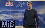 14.01.2025, Fussball, Pressekonferenz bei Red Bull in Salzburg, Jrgen Klopp (Global Head of Soccer bei Red Bull) stellt sich erstmals den Medien, im Hangar 7 am Salzburger Airport.  Jrgen Klopp nachdenklich 