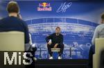 14.01.2025, Fussball, Pressekonferenz bei Red Bull in Salzburg, Jrgen Klopp (Global Head of Soccer bei Red Bull) stellt sich erstmals den Medien, im Hangar 7 am Salzburger Airport.  Jrgen Klopp nachdenklich auf seinem Sessel bei der PK.