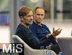 14.01.2025, Fussball, Pressekonferenz bei Red Bull in Salzburg, Jrgen Klopp (Global Head of Soccer bei Red Bull) stellt sich erstmals den Medien, im Hangar 7 am Salzburger Airport.  Jrgen Klopp (li) steht Rede und Antwort. hinten: Oliver Mintzlaff (Geschftsfhrer der Red Bull GmbH) hrt ihm zu.