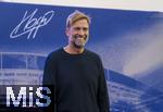 14.01.2025, Fussball, Pressekonferenz bei Red Bull in Salzburg, Jrgen Klopp (Global Head of Soccer bei Red Bull) stellt sich erstmals den Medien, im Hangar 7 am Salzburger Airport.  Jrgen Klopp gut gelaunt 