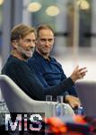 14.01.2025, Fussball, Pressekonferenz bei Red Bull in Salzburg, Jrgen Klopp (Global Head of Soccer bei Red Bull) stellt sich erstmals den Medien, im Hangar 7 am Salzburger Airport.  Jrgen Klopp (li) steht Rede und Antwort. hinten: Oliver Mintzlaff (Geschftsfhrer der Red Bull GmbH) hrt ihm zu.