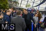 14.01.2025, Fussball, Pressekonferenz bei Red Bull in Salzburg, Jrgen Klopp (Global Head of Soccer bei Red Bull) stellt sich erstmals den Medien, im Hangar 7 am Salzburger Airport.  Jrgen Klopp (re) gut gelaunt im Plausch mit Journalisten nach der PK.