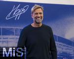 14.01.2025, Fussball, Pressekonferenz bei Red Bull in Salzburg, Jrgen Klopp (Global Head of Soccer bei Red Bull) stellt sich erstmals den Medien, im Hangar 7 am Salzburger Airport.  Jrgen Klopp gut gelaunt 