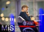 14.01.2025, Fussball, Pressekonferenz bei Red Bull in Salzburg, Jrgen Klopp (Global Head of Soccer bei Red Bull) stellt sich erstmals den Medien, im Hangar 7 am Salzburger Airport.  Jrgen Klopp nachdenklich auf seinem Sessel bei der PK.  