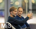 14.01.2025, Fussball, Pressekonferenz bei Red Bull in Salzburg, Jrgen Klopp (Global Head of Soccer bei Red Bull) stellt sich erstmals den Medien, im Hangar 7 am Salzburger Airport.  Jrgen Klopp (li) steht Rede und Antwort. hinten: Oliver Mintzlaff (Geschftsfhrer der Red Bull GmbH) hrt ihm zu.