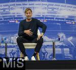 14.01.2025, Fussball, Pressekonferenz bei Red Bull in Salzburg, Jrgen Klopp (Global Head of Soccer bei Red Bull) stellt sich erstmals den Medien, im Hangar 7 am Salzburger Airport.  Jrgen Klopp steht Rede und Antwort.