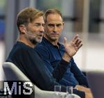 14.01.2025, Fussball, Pressekonferenz bei Red Bull in Salzburg, Jrgen Klopp (Global Head of Soccer bei Red Bull) stellt sich erstmals den Medien, im Hangar 7 am Salzburger Airport.  Jrgen Klopp (li) steht Rede und Antwort. hinten: Oliver Mintzlaff (Geschftsfhrer der Red Bull GmbH) hrt ihm zu.