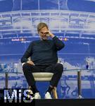 14.01.2025, Fussball, Pressekonferenz bei Red Bull in Salzburg, Jrgen Klopp (Global Head of Soccer bei Red Bull) stellt sich erstmals den Medien, im Hangar 7 am Salzburger Airport.  Jrgen Klopp mde auf seinem Sessel bei der PK.