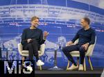 14.01.2025, Fussball, Pressekonferenz bei Red Bull in Salzburg, Jrgen Klopp (Global Head of Soccer bei Red Bull) stellt sich erstmals den Medien, im Hangar 7 am Salzburger Airport.  Jrgen Klopp (li) steht Rede und Antwort. re: Oliver Mintzlaff (Geschftsfhrer der Red Bull GmbH) hrt ihm zu. 