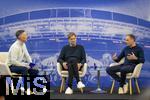 14.01.2025, Fussball, Pressekonferenz bei Red Bull in Salzburg, Jrgen Klopp (Global Head of Soccer bei Red Bull) stellt sich erstmals den Medien, im Hangar 7 am Salzburger Airport.  li: Moderator Christian Baier, mitte: Jrgen Klopp, re: Oliver Mintzlaff (Geschftsfhrer der Red Bull GmbH) hrt ihm zu. 