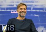 14.01.2025, Fussball, Pressekonferenz bei Red Bull in Salzburg, Jrgen Klopp (Global Head of Soccer bei Red Bull) stellt sich erstmals den Medien, im Hangar 7 am Salzburger Airport.   Jrgen Klopp lacht.