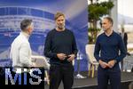 14.01.2025, Fussball, Pressekonferenz bei Red Bull in Salzburg, Jrgen Klopp (Global Head of Soccer bei Red Bull) stellt sich erstmals den Medien, im Hangar 7 am Salzburger Airport.  li: Moderator Christian Baier, mitte: Jrgen Klopp, re: Oliver Mintzlaff (Geschftsfhrer der Red Bull GmbH) hrt ihm zu. 