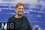 14.01.2025, Fussball, Pressekonferenz bei Red Bull in Salzburg, Jrgen Klopp (Global Head of Soccer bei Red Bull) stellt sich erstmals den Medien, im Hangar 7 am Salzburger Airport.   Jrgen Klopp lacht.