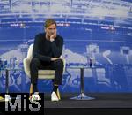 14.01.2025, Fussball, Pressekonferenz bei Red Bull in Salzburg, Jrgen Klopp (Global Head of Soccer bei Red Bull) stellt sich erstmals den Medien, im Hangar 7 am Salzburger Airport.  Jrgen Klopp mde auf seinem Sessel bei der PK.