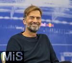 14.01.2025, Fussball, Pressekonferenz bei Red Bull in Salzburg, Jrgen Klopp (Global Head of Soccer bei Red Bull) stellt sich erstmals den Medien, im Hangar 7 am Salzburger Airport.   Jrgen Klopp lacht.