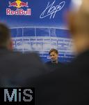 14.01.2025, Fussball, Pressekonferenz bei Red Bull in Salzburg, Jrgen Klopp (Global Head of Soccer bei Red Bull) stellt sich erstmals den Medien, im Hangar 7 am Salzburger Airport.  Jrgen Klopp mde auf seinem Sessel bei der PK.