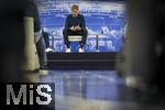 14.01.2025, Fussball, Pressekonferenz bei Red Bull in Salzburg, Jrgen Klopp (Global Head of Soccer bei Red Bull) stellt sich erstmals den Medien, im Hangar 7 am Salzburger Airport.  Jrgen Klopp nachdenklich auf seinem Sessel bei der PK.