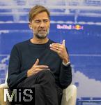 14.01.2025, Fussball, Pressekonferenz bei Red Bull in Salzburg, Jrgen Klopp (Global Head of Soccer bei Red Bull) stellt sich erstmals den Medien, im Hangar 7 am Salzburger Airport.  Jrgen Klopp steht Rede und Antwort.