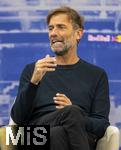 14.01.2025, Fussball, Pressekonferenz bei Red Bull in Salzburg, Jrgen Klopp (Global Head of Soccer bei Red Bull) stellt sich erstmals den Medien, im Hangar 7 am Salzburger Airport.  Jrgen Klopp steht Rede und Antwort.