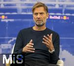 14.01.2025, Fussball, Pressekonferenz bei Red Bull in Salzburg, Jrgen Klopp (Global Head of Soccer bei Red Bull) stellt sich erstmals den Medien, im Hangar 7 am Salzburger Airport.  Jrgen Klopp steht Rede und Antwort.