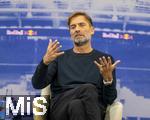 14.01.2025, Fussball, Pressekonferenz bei Red Bull in Salzburg, Jrgen Klopp (Global Head of Soccer bei Red Bull) stellt sich erstmals den Medien, im Hangar 7 am Salzburger Airport.  Jrgen Klopp steht Rede und Antwort.