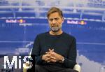 14.01.2025, Fussball, Pressekonferenz bei Red Bull in Salzburg, Jrgen Klopp (Global Head of Soccer bei Red Bull) stellt sich erstmals den Medien, im Hangar 7 am Salzburger Airport.  Jrgen Klopp steht Rede und Antwort.