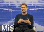 14.01.2025, Fussball, Pressekonferenz bei Red Bull in Salzburg, Jrgen Klopp (Global Head of Soccer bei Red Bull) stellt sich erstmals den Medien, im Hangar 7 am Salzburger Airport.  Jrgen Klopp steht Rede und Antwort.