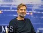 14.01.2025, Fussball, Pressekonferenz bei Red Bull in Salzburg, Jrgen Klopp (Global Head of Soccer bei Red Bull) stellt sich erstmals den Medien, im Hangar 7 am Salzburger Airport.   Jrgen Klopp lacht. 