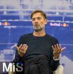 14.01.2025, Fussball, Pressekonferenz bei Red Bull in Salzburg, Jrgen Klopp (Global Head of Soccer bei Red Bull) stellt sich erstmals den Medien, im Hangar 7 am Salzburger Airport.  Jrgen Klopp steht Rede und Antwort.