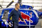 14.01.2025, Fussball, Pressekonferenz bei Red Bull in Salzburg, Jrgen Klopp (Global Head of Soccer bei Red Bull) stellt sich erstmals den Medien, im Hangar 7 am Salzburger Airport.  Oliver Mintzlaff (Geschftsfhrer der Red Bull GmbH) kommt zur PK, vorbei an einem Red Bull Hubschrauber. 