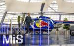 14.01.2025, Fussball, Pressekonferenz bei Red Bull in Salzburg, Jrgen Klopp (Global Head of Soccer bei Red Bull) stellt sich erstmals den Medien, im Hangar 7 am Salzburger Airport.  Jrgen Klopp kommt gut gelaunt zur PK, vorbei an einem Red Bull Hubschrauber