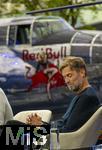 14.01.2025, Fussball, Pressekonferenz bei Red Bull in Salzburg, Jrgen Klopp (Global Head of Soccer bei Red Bull) stellt sich erstmals den Medien, im Hangar 7 am Salzburger Airport.  Jrgen Klopp, hinter ihm ein REDBULL-Flugzeug.