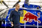 14.01.2025, Fussball, Pressekonferenz bei Red Bull in Salzburg, Jrgen Klopp (Global Head of Soccer bei Red Bull) stellt sich erstmals den Medien, im Hangar 7 am Salzburger Airport.  Oliver Mintzlaff (Geschftsfhrer der Red Bull GmbH) kommt zur PK, vorbeilaufend an einem Red Bull Hubschrauber.  