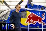 14.01.2025, Fussball, Pressekonferenz bei Red Bull in Salzburg, Jrgen Klopp (Global Head of Soccer bei Red Bull) stellt sich erstmals den Medien, im Hangar 7 am Salzburger Airport.  Oliver Mintzlaff (Geschftsfhrer der Red Bull GmbH) kommt zur PK, vorbeilaufend an einem Red Bull Hubschrauber.  