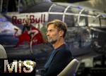 14.01.2025, Fussball, Pressekonferenz bei Red Bull in Salzburg, Jrgen Klopp (Global Head of Soccer bei Red Bull) stellt sich erstmals den Medien, im Hangar 7 am Salzburger Airport.  Jrgen Klopp, hinter ihm ein REDBULL-Flugzeug.