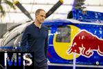 14.01.2025, Fussball, Pressekonferenz bei Red Bull in Salzburg, Jrgen Klopp (Global Head of Soccer bei Red Bull) stellt sich erstmals den Medien, im Hangar 7 am Salzburger Airport.  Oliver Mintzlaff (Geschftsfhrer der Red Bull GmbH) kommt zur PK, vorbeilaufend an einem Red Bull Hubschrauber.  